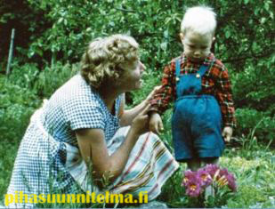 Olen 4 -vuotiaana kotipihallamme Elimäen Mustilassa ihailemassa äitini kanssa perennapenkissä kukkivaa lähetyssaarnaajankukkaa.